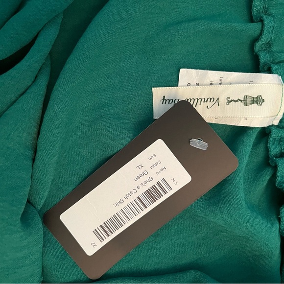 Green midi skirt with slit - Picture 3 of 3